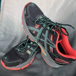 ASICS Gel Venture 5 size 8 like new!